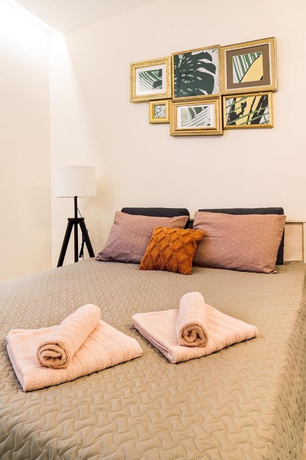 Morrison Apartment/15 Guests/7Bedrooms/Riga Old Town Buitenkant foto